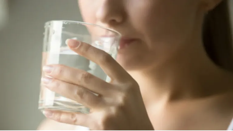 Idd így a vizet, és egy szempillantás alatt lemegy a hasadról a zsír