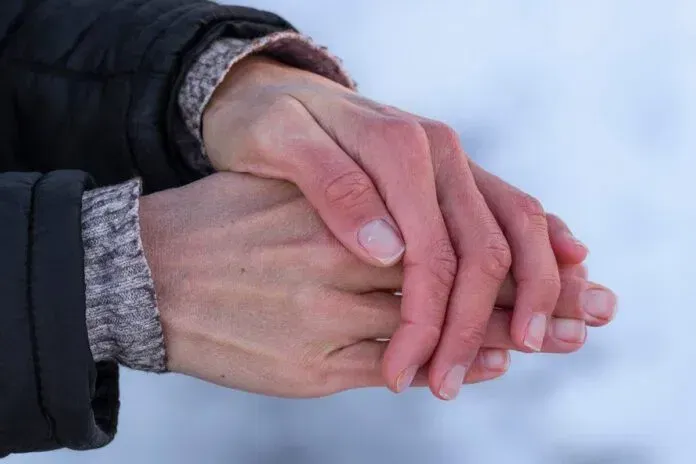 Mit jelent, ha folyamatosan hideg a kezed? A válasz rémisztő lehet