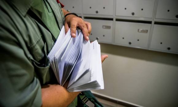 Érkezik a büntetés a nyugdíjasoknak – Ha ez van a postaládában, fizetni kell!
